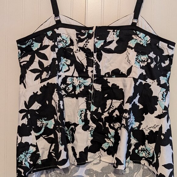 White top with black straps and flowers - Picture 3 of 5